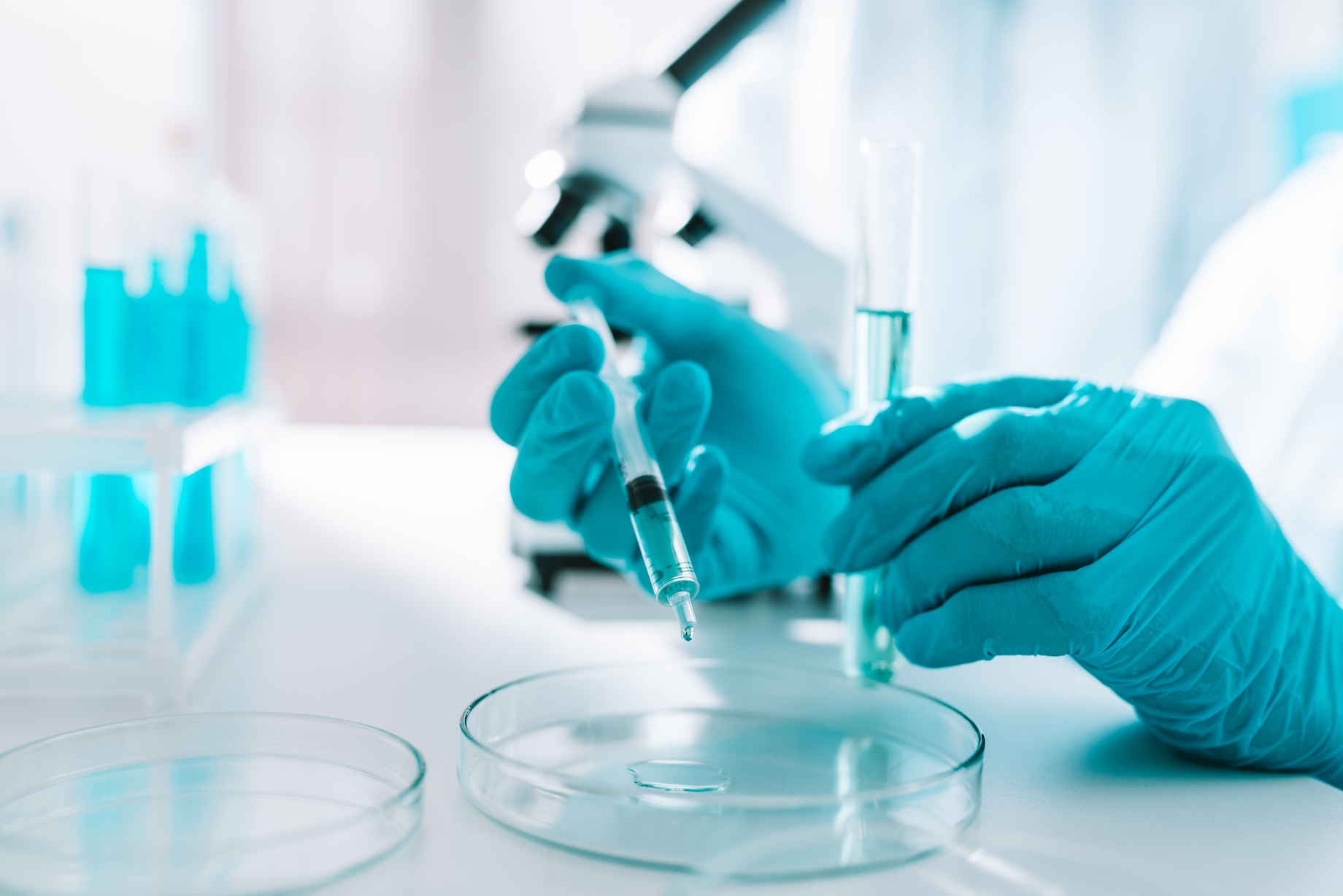 Researcher studies new treatments against covid-19 under the microscope